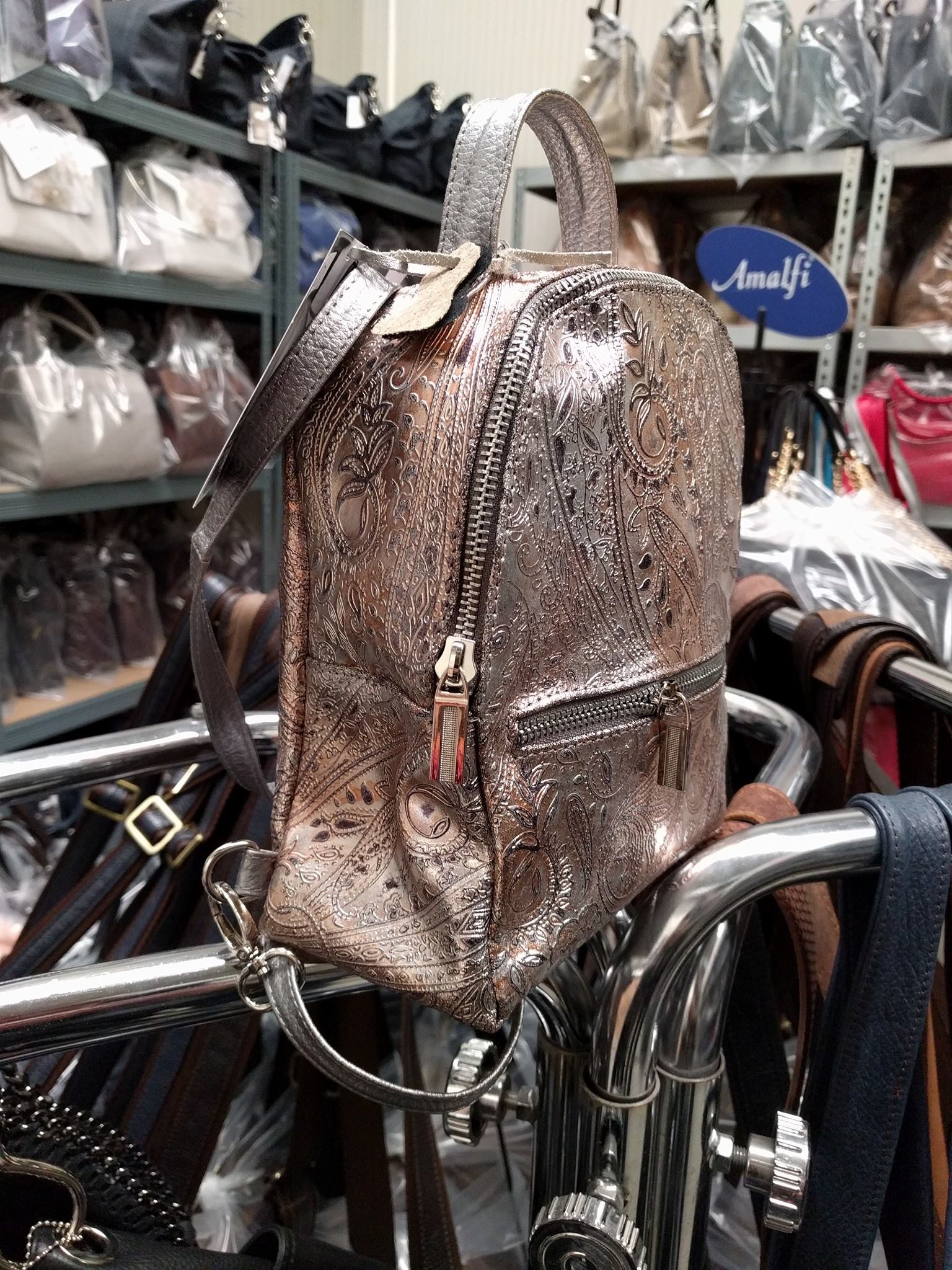 Un rucsac de dama auriu