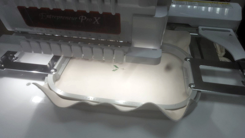 Cum brodezi o geanta de piele cu o masina automata de brodat