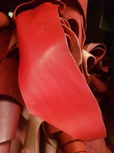 Piele rosie caramizie