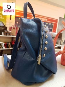 Un rucsac de dama albastru, de o calitate deosebita, cu accesorii aurii