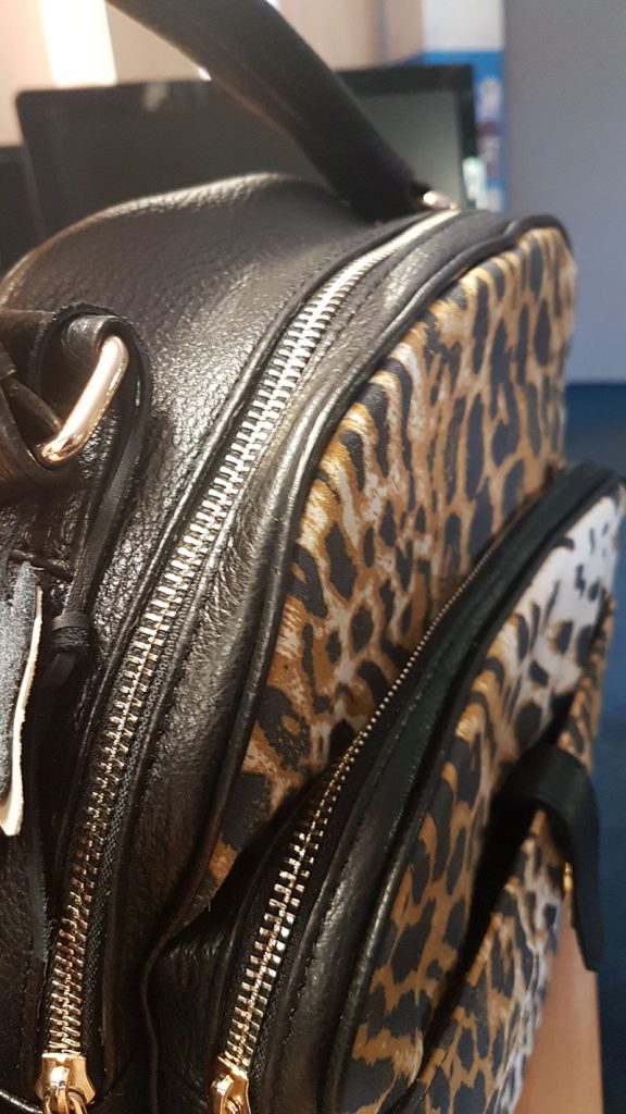 Rucsac maro de dama, din piele naturala, cu fermoare aurii, cu animal print