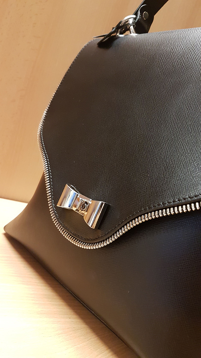 Poseta office neagra din piele striata cu inchidere tip funda metalica