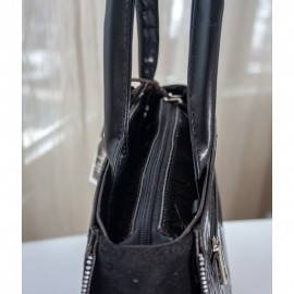 Geanta de dama neagra, din piele cu frunze in relief, Hera