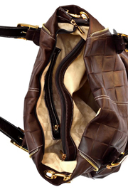 Geanta maro cu accesorii aurii