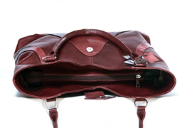 O minunata geanta de piele model barcuta, bordo, realizata din piele si piele cu model sarpe