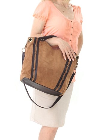 O frumoasa geanta din piele intoarsa tip nubuck, pe nuante de maro